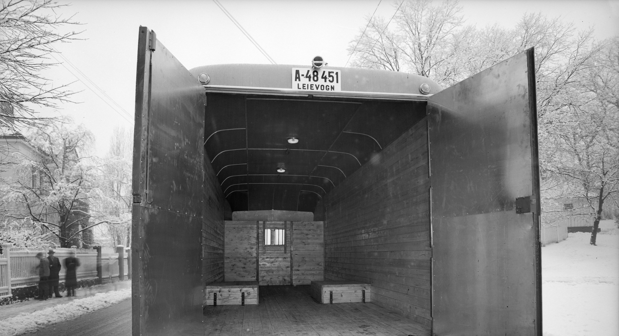 Moving van from Frogner Transport Agency with “Leievogn” plate, 1950